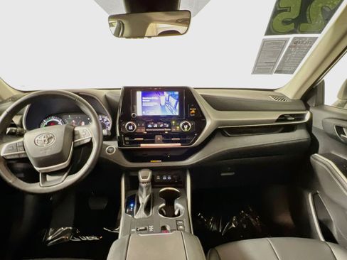 Used 2025 Toyota Highlander XLE AWD/4WD image 30