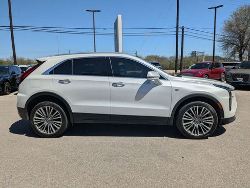 Used 2024 Cadillac XT4 Premium Luxury image 2