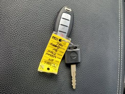 Used 2024 Nissan Titan SV w/ SV Convenience Package image 38