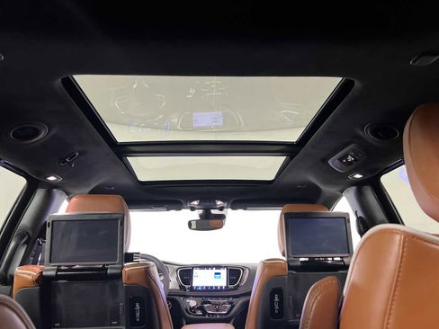Used 2025 Chrysler Pacifica Pinnacle FWD image 22
