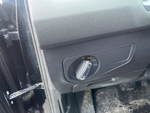 Used 2021 Volkswagen Tiguan SE image 12