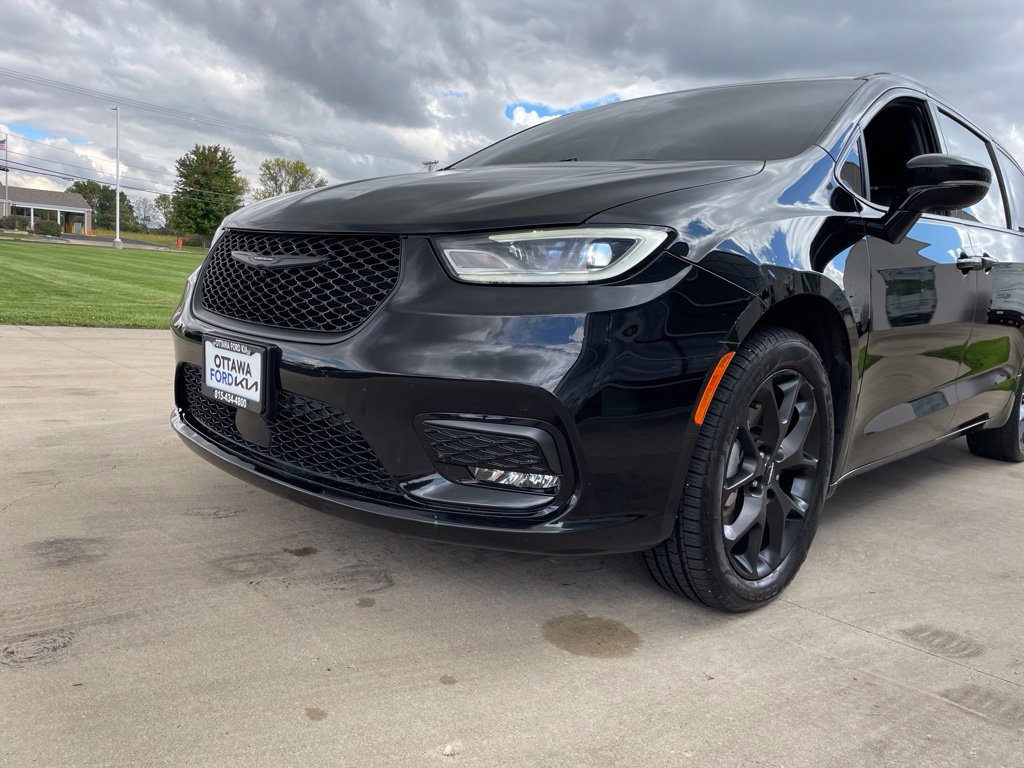 Used 2024 Chrysler Pacifica Touring-L w/ S Appearance Package AWD/4WD image 17