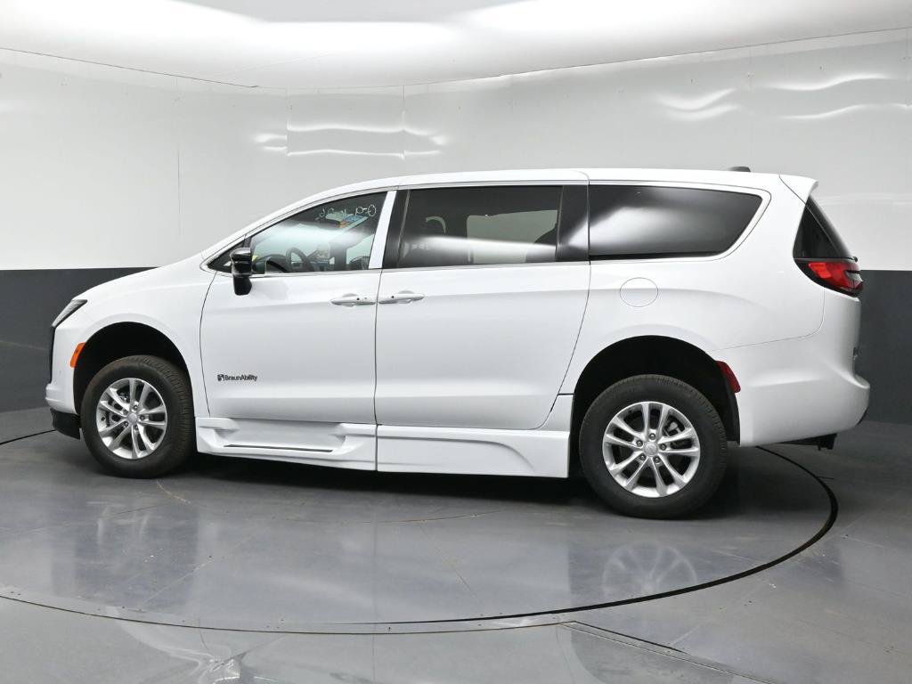 Used 2027 Chrysler Pacifica Select w/ Family Tech Group FWD image 4