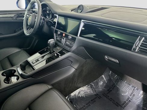 Certified 2025 Porsche Macan AWD/4WD image 31