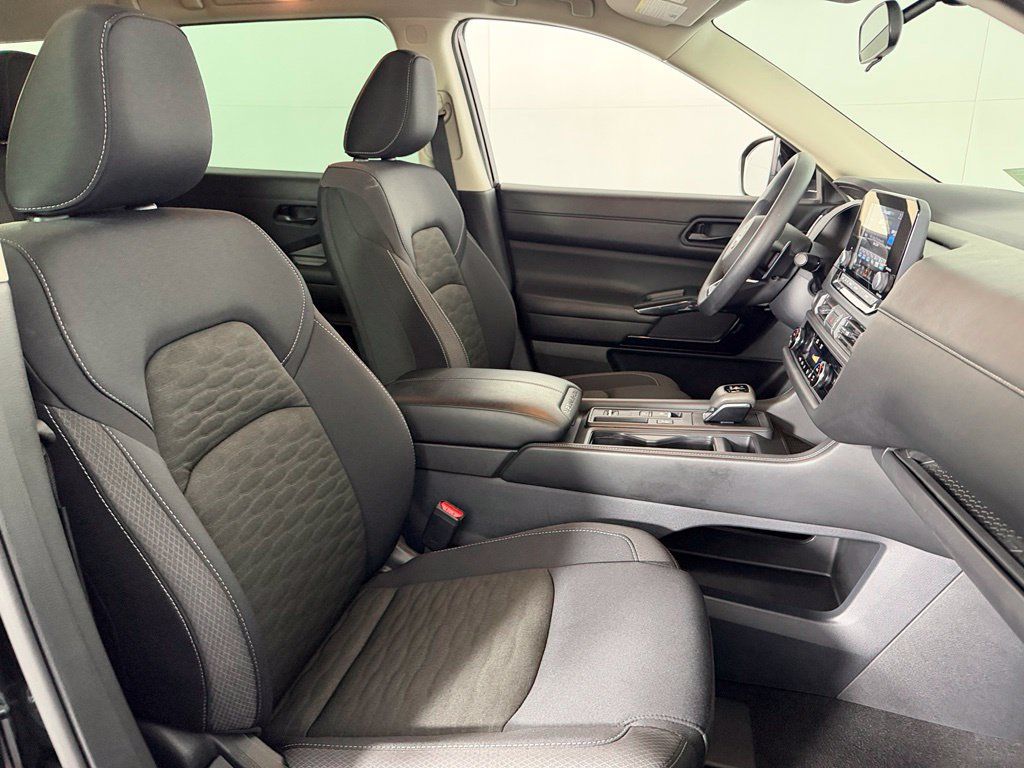 Used 2025 Nissan Pathfinder S FWD image 31