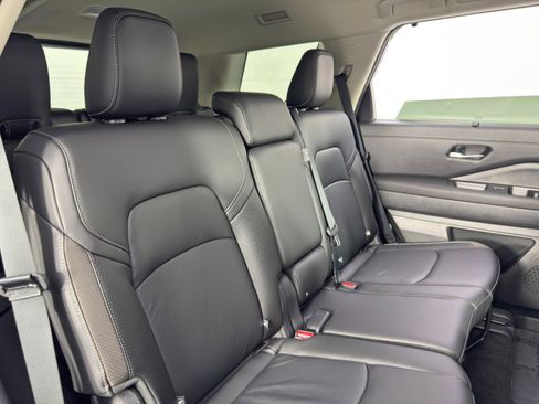 Used 2025 Nissan Pathfinder SL image 35