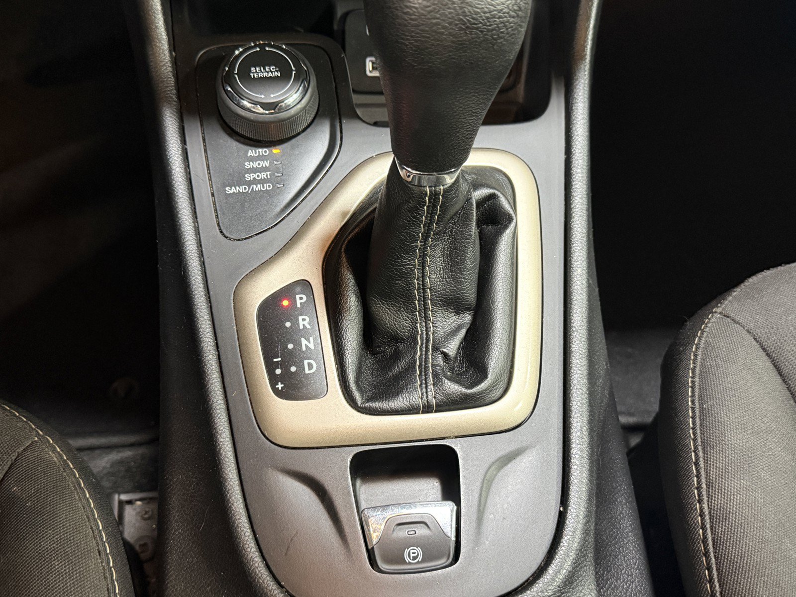 Used 2016 Jeep Cherokee Latitude AWD/4WD image 17