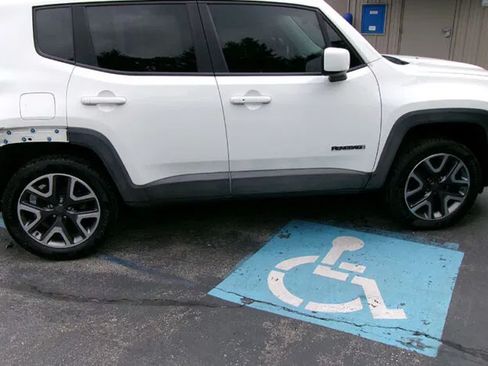 Used 2017 Jeep Renegade Latitude AWD/4WD image 4