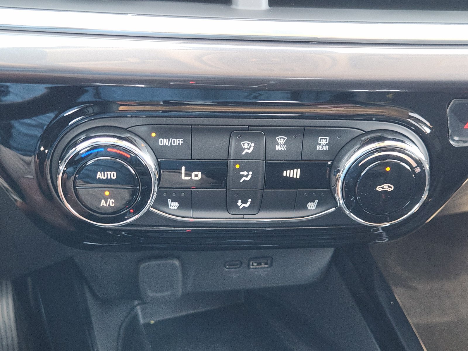 New 2026 Chevrolet Trax ACTIV w/ Sunroof Package FWD image 18