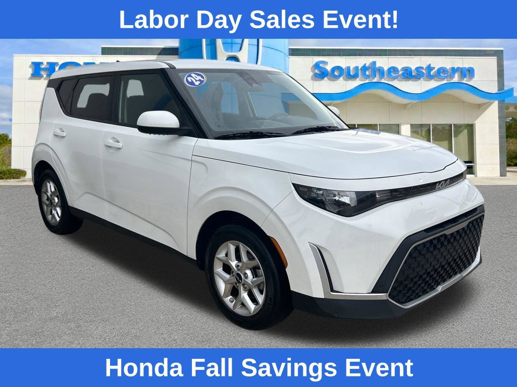 Used 2024 Kia Soul LX w/ Option Group 015 FWD image 3