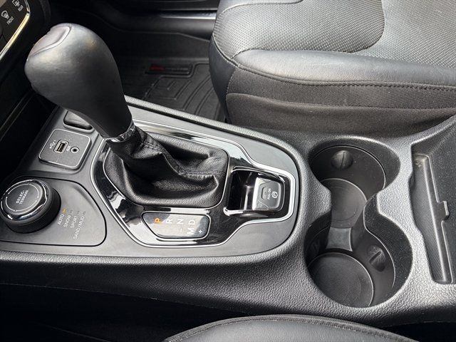 Used 2019 Jeep Cherokee Limited AWD/4WD image 37