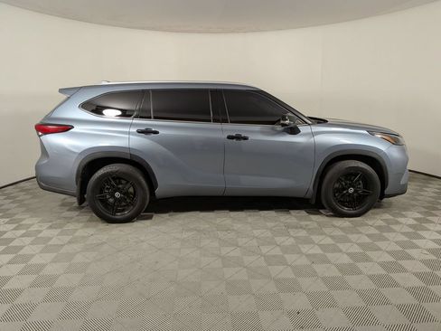 Used 2022 Toyota Highlander XLE AWD/4WD image 2