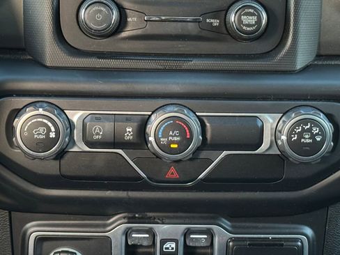 Used 2018 Jeep Wrangler Unlimited Sport S AWD/4WD image 22