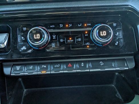 Used 2024 GMC Sierra 2500 AT4 image 34