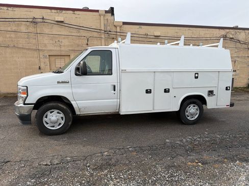 Used 2022 Ford E-350 and Econoline 350 Super Duty w/ Power Windows & Locks Group image 5
