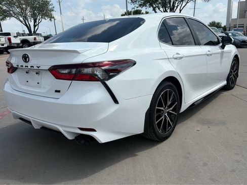 Used 2021 Toyota Camry SE image 3