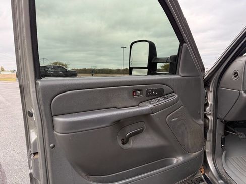 Used 2006 Chevrolet Silverado 2500 LT w/ Heavy-Duty Power Package image 9