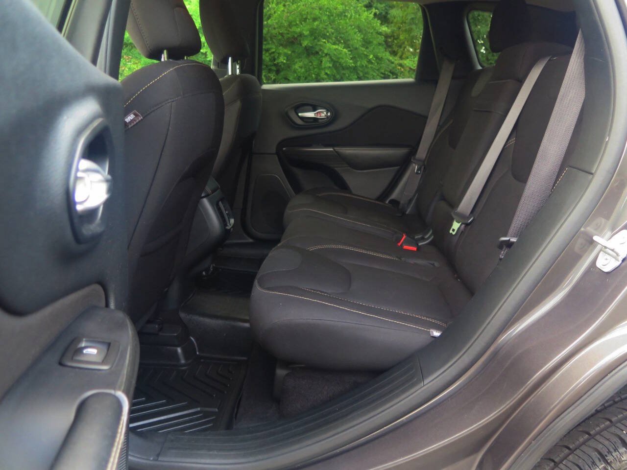 Used 2016 Jeep Cherokee Latitude AWD/4WD image 14