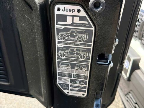Used 2025 Jeep Wrangler Unlimited Sahara AWD/4WD image 12
