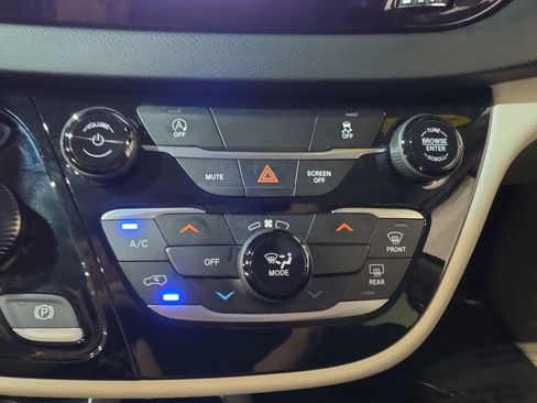 Used 2023 Chrysler Voyager LX FWD image 16
