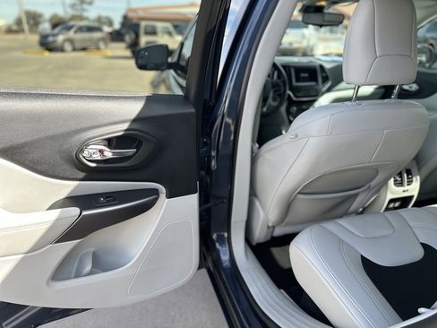 Used 2021 Jeep Cherokee Latitude Plus image 12