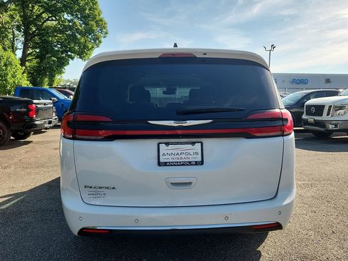Used 2023 Chrysler Pacifica Touring-L FWD image 5