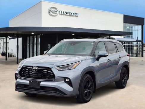 Used 2023 Toyota Highlander XLE FWD image 2