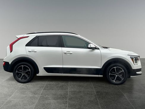 Used 2023 Kia Niro EX image 8