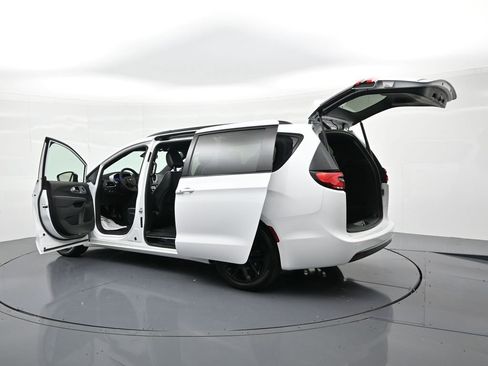 Used 2025 Chrysler Pacifica Limited image 36