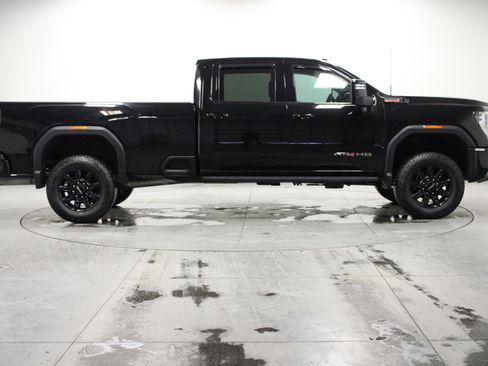 Used 2024 GMC Sierra 2500 AT4 image 3