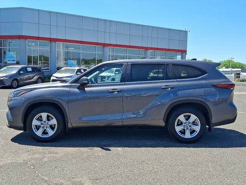 Used 2025 Toyota Highlander LE AWD/4WD image 4