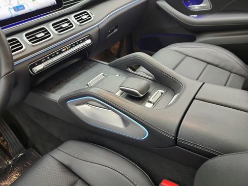Used 2025 Mercedes-Benz GLS 450 4MATIC image 11