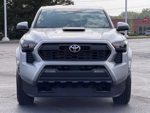 Certified 2025 Toyota Tacoma TRD Sport AWD/4WD image 9