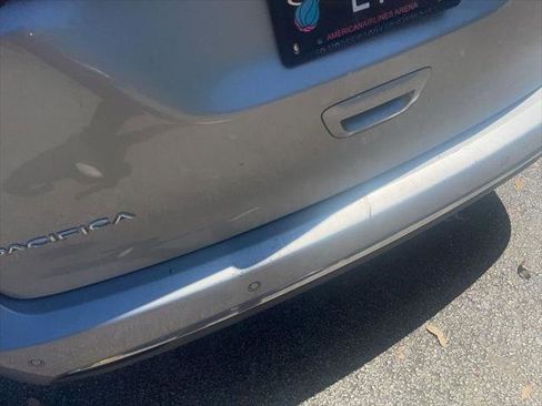 Certified 2020 Chrysler Pacifica Touring-L image 5