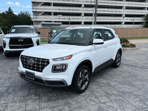 Used 2025 Hyundai Venue SEL FWD image 3