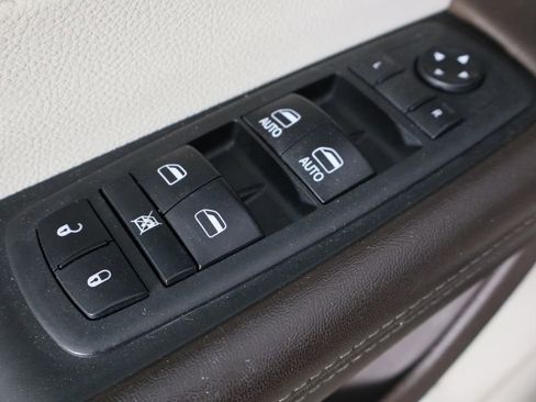 Used 2018 Chrysler Pacifica Touring-L FWD image 22
