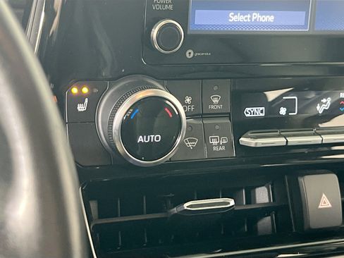 Used 2022 Toyota Highlander XLE image 19