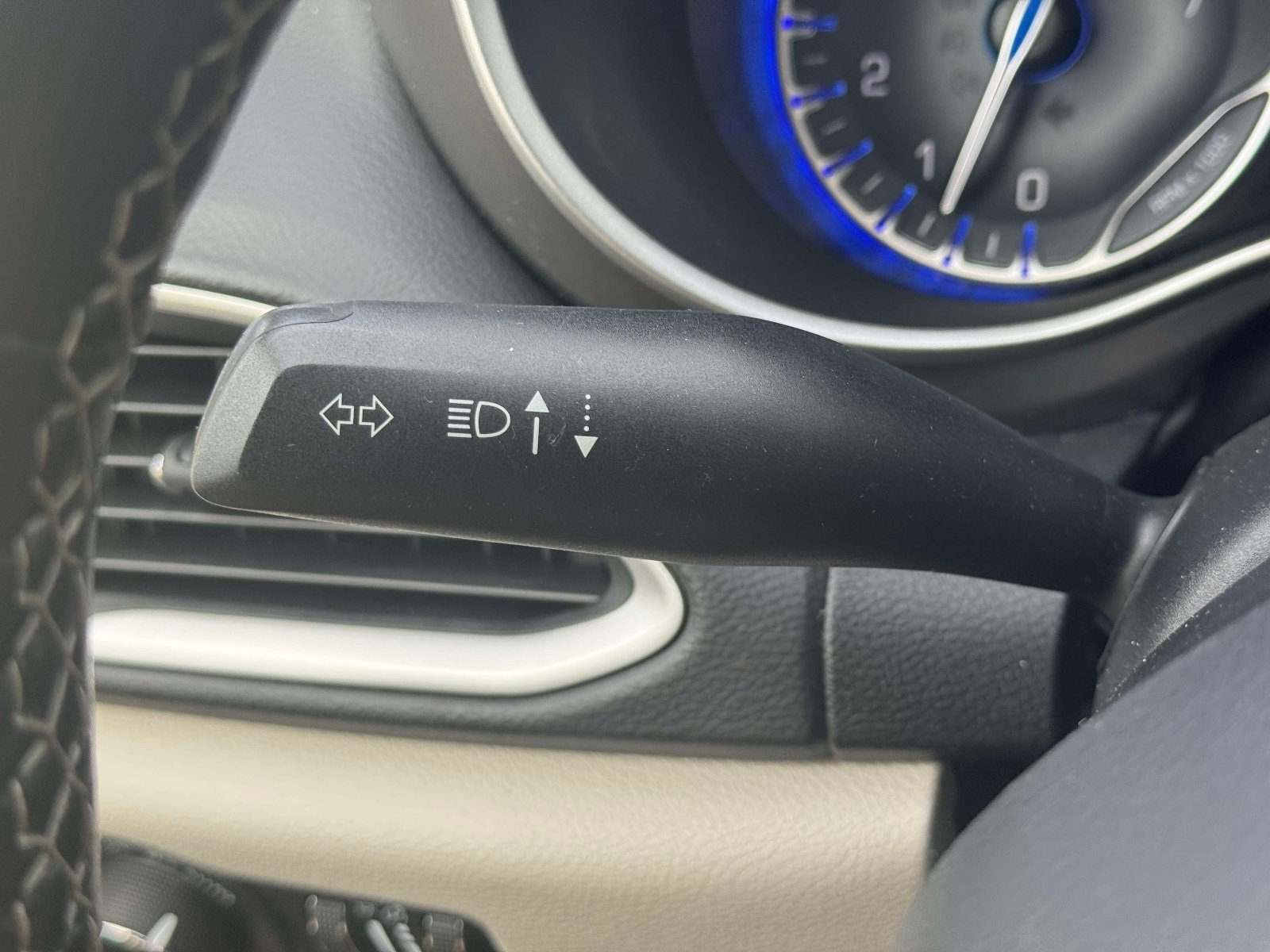 Used 2020 Chrysler Pacifica Touring-L w/ Advanced Safetytec Group FWD image 23