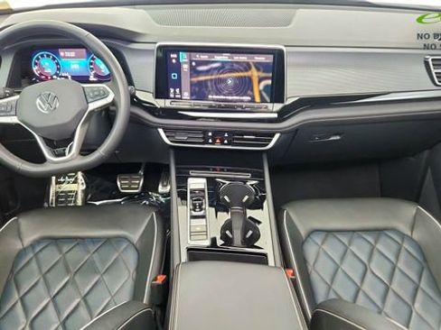 Used 2025 Volkswagen Atlas Cross Sport SEL Premium R-Line image 22