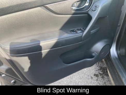 Used 2020 Nissan Rogue SV image 13