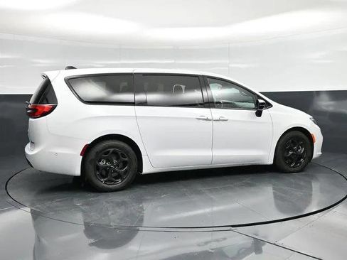 Certified 2024 Chrysler Pacifica Limited FWD image 11