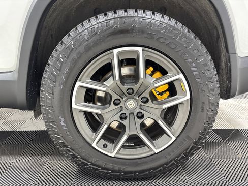 Used 2025 Rivian R1S Premium image 10