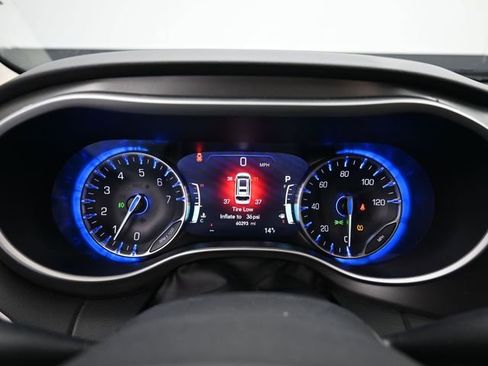 Used 2024 Chrysler Pacifica Touring-L image 19