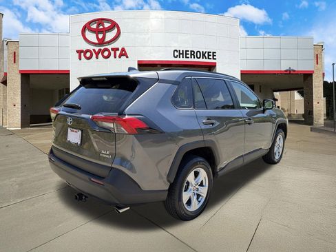 Used 2021 Toyota RAV4 XLE w/ Convenience Package AWD/4WD image 5