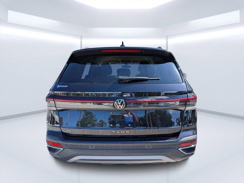 Used 2025 Volkswagen Taos SE FWD image 4
