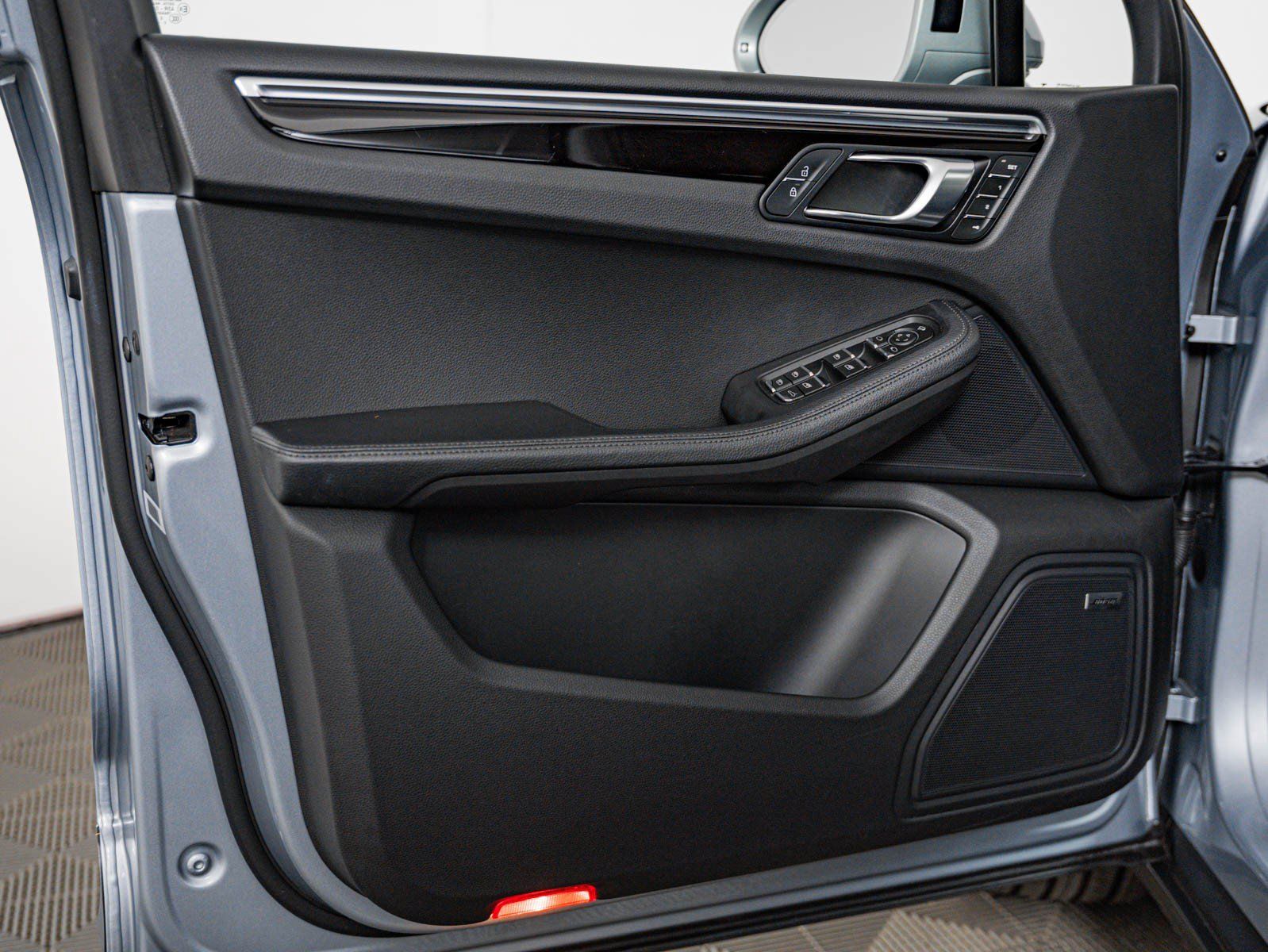 Certified 2023 Porsche Macan AWD/4WD image 30