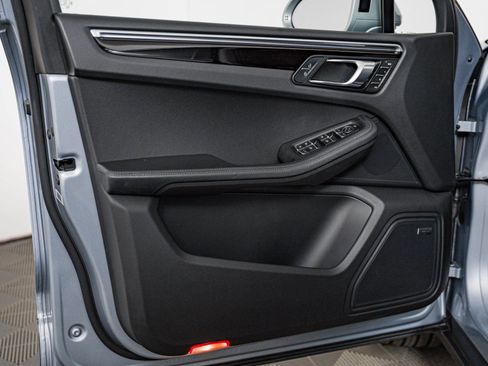 Certified 2023 Porsche Macan AWD/4WD image 30