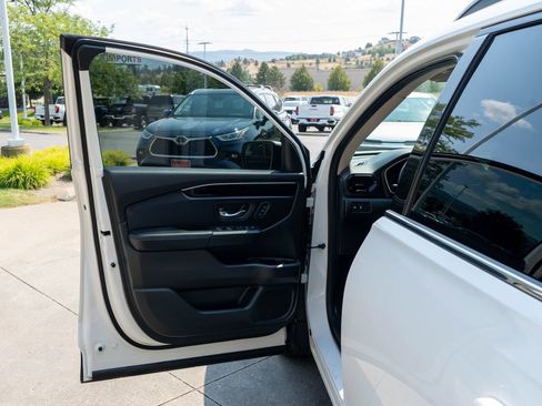Used 2024 Honda Pilot Touring image 18