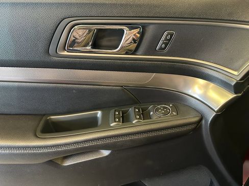 Used 2019 Ford Explorer XLT AWD/4WD image 18