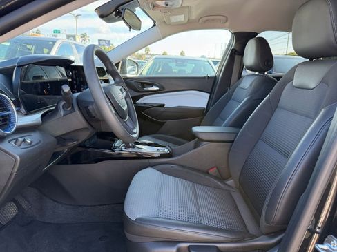 Used 2025 Chevrolet Trax LT image 24